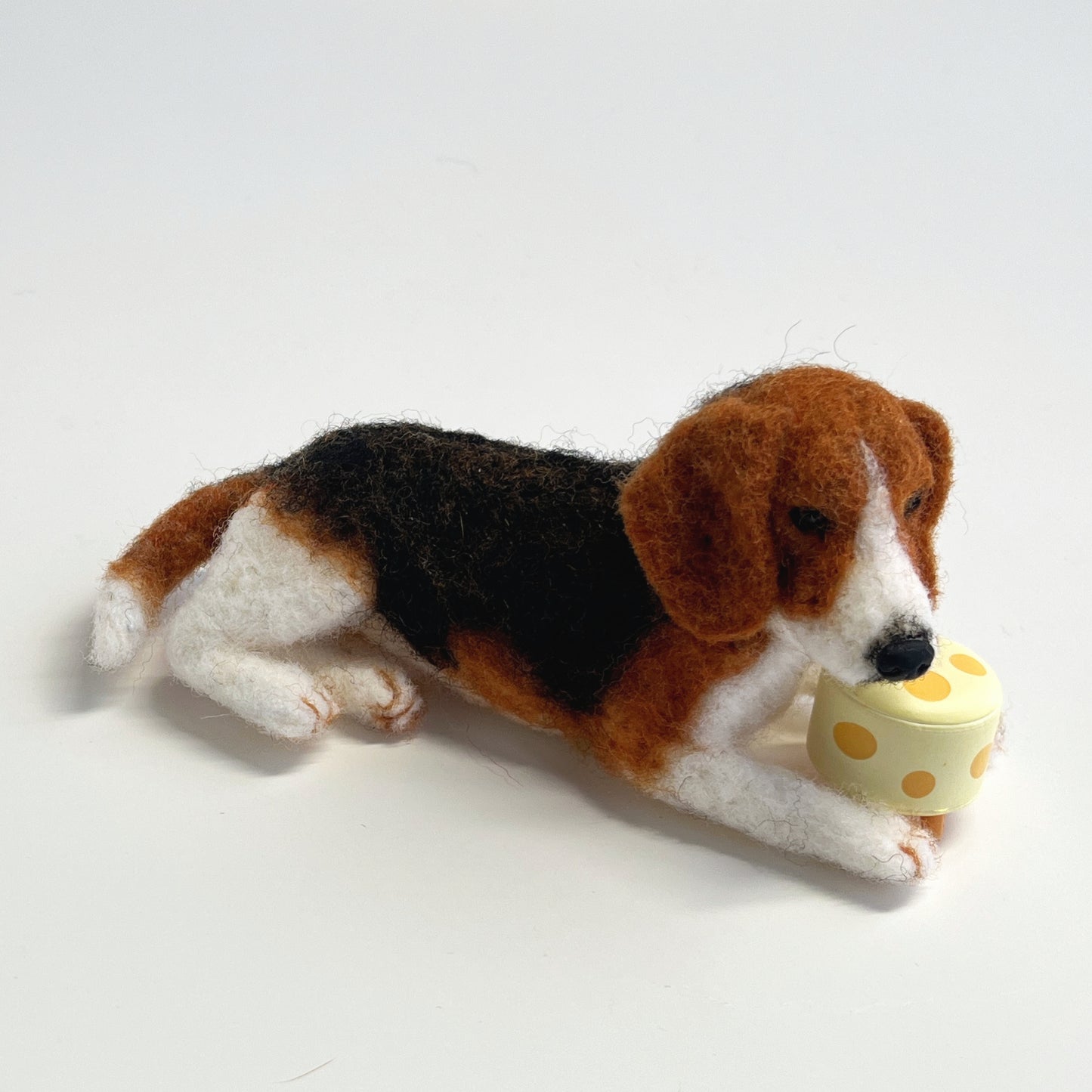 Miniature needle felted Beagle lie down_front view bird eye
